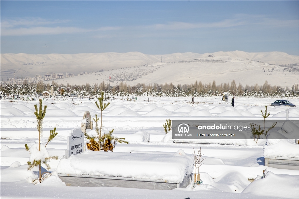 Erzurum'da mezar kazma işlemi kara kış gelmeden yapıldı