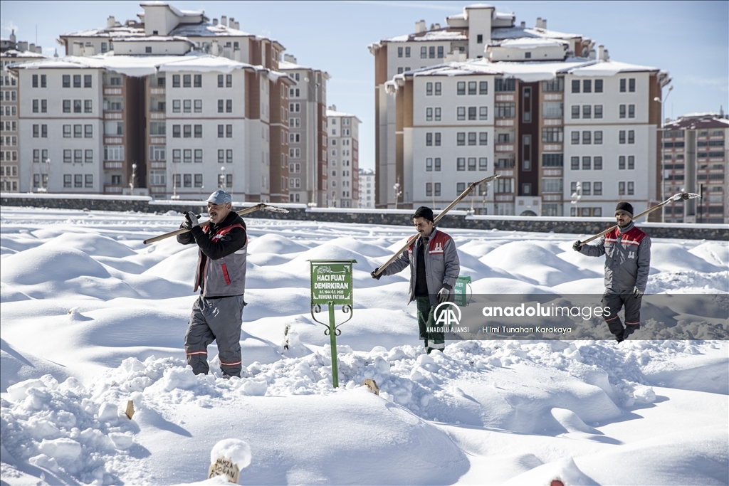 Erzurum'da mezar kazma işlemi kara kış gelmeden yapıldı