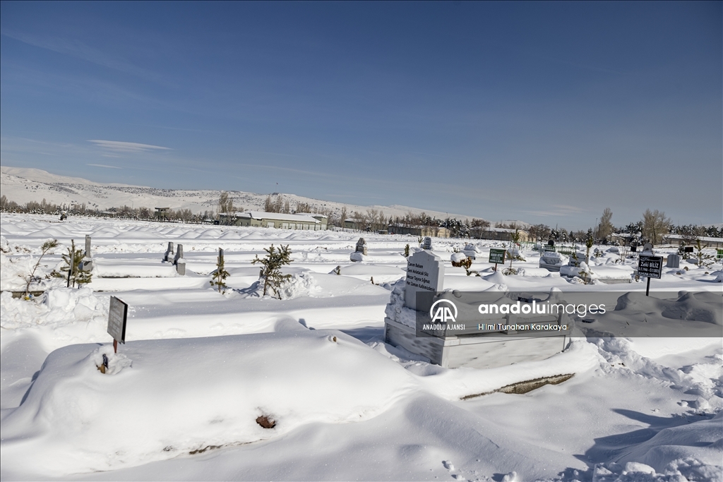 Erzurum'da mezar kazma işlemi kara kış gelmeden yapıldı