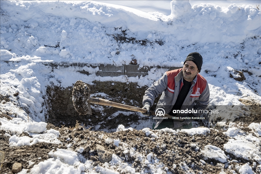 Erzurum'da mezar kazma işlemi kara kış gelmeden yapıldı