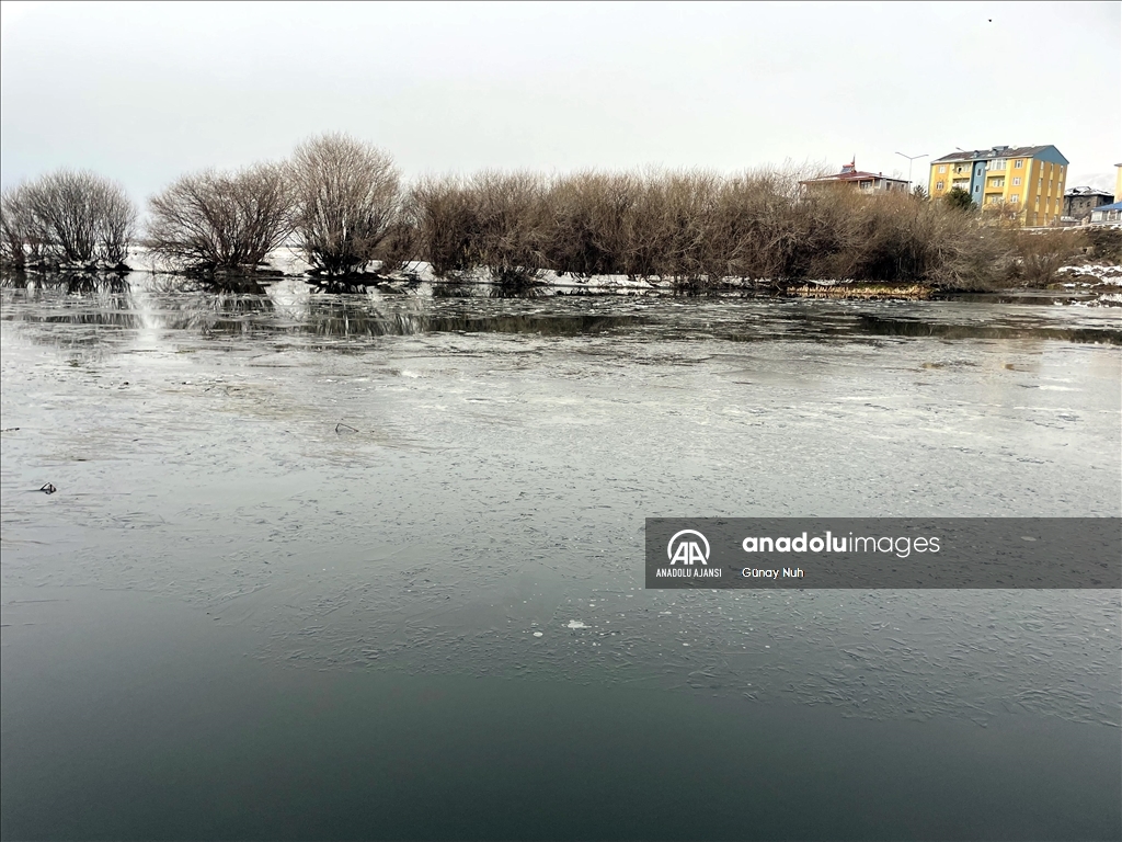 Ardahan'da soğuk hava nedeniyle Kura Nehri'nin yüzeyinde buz tabakası oluştu