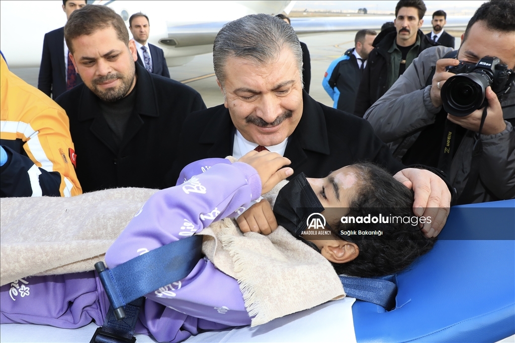وزير الصحة التركي يستقبل 3 أطفال مصابين من غزة
