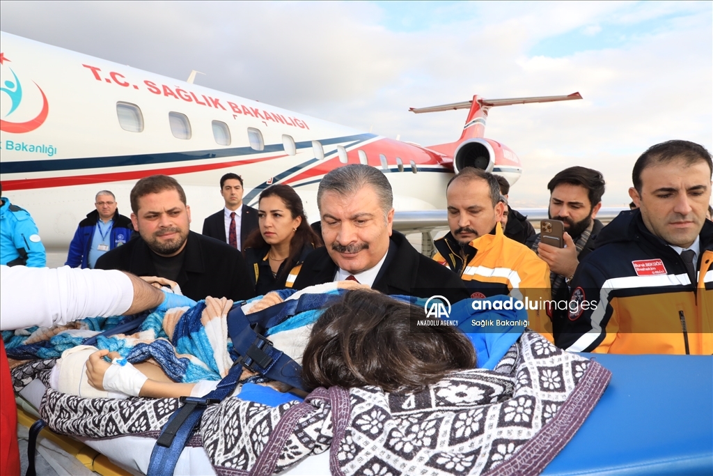 وزير الصحة التركي يستقبل 3 أطفال مصابين من غزة