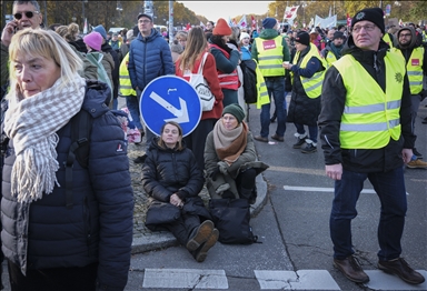 Госслужащие в Берлине объявили предупредительную забастовку с требованием повышения зарплаты