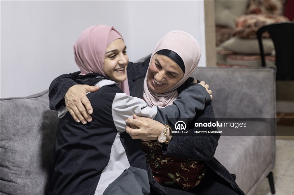 İsrail hapishanesinde 8 yıl tutuklu olan Filistinli Melek Selman, serbest bırakıldı