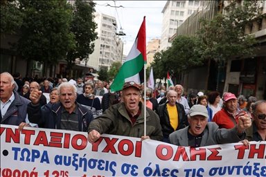اليونان.. آلاف المتقاعدين يهتفون لفلسطين في مسيرة مطلبية بأثينا