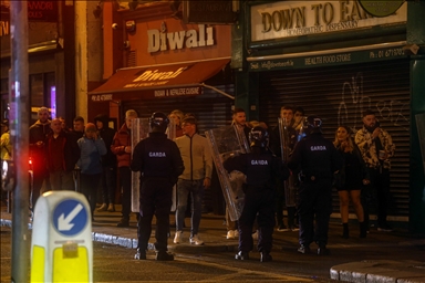 De violents affrontements éclatent à Dublin après une attaque au couteau qui a fait cinq blessés