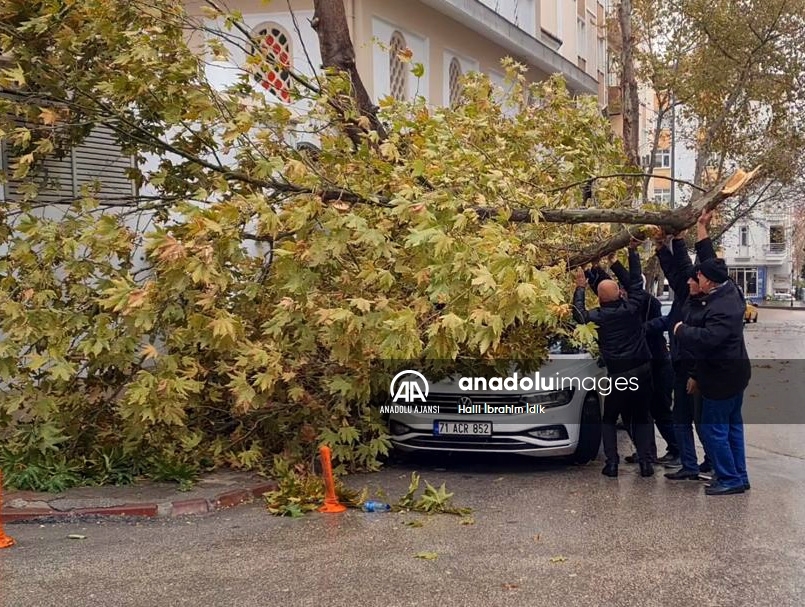 Kırıkkale'de kuvvetli rüzgar ve sağanak etkili oluyor