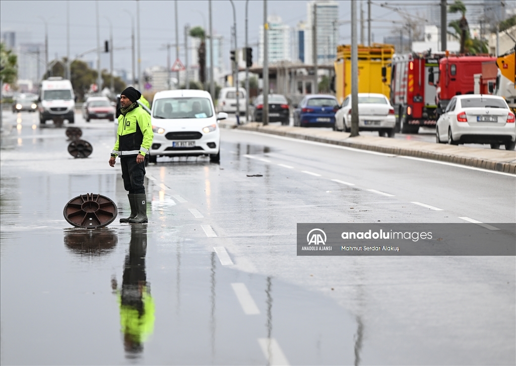 İzmir'de deniz taştı, sokaklar su altında kaldı