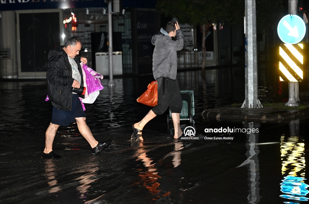 İzmir'de deniz taştı, sokaklar su altında kaldı