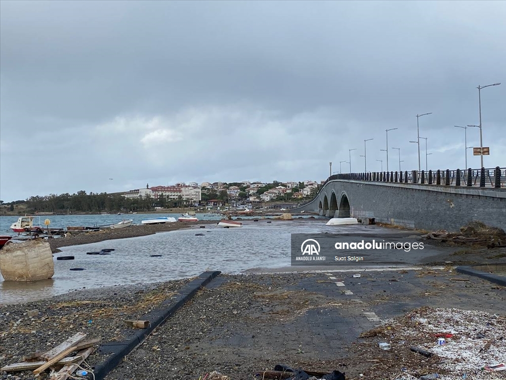 Ayvalık'ta kuvvetli fırtına ve yağış hayatı olumsuz etkiledi