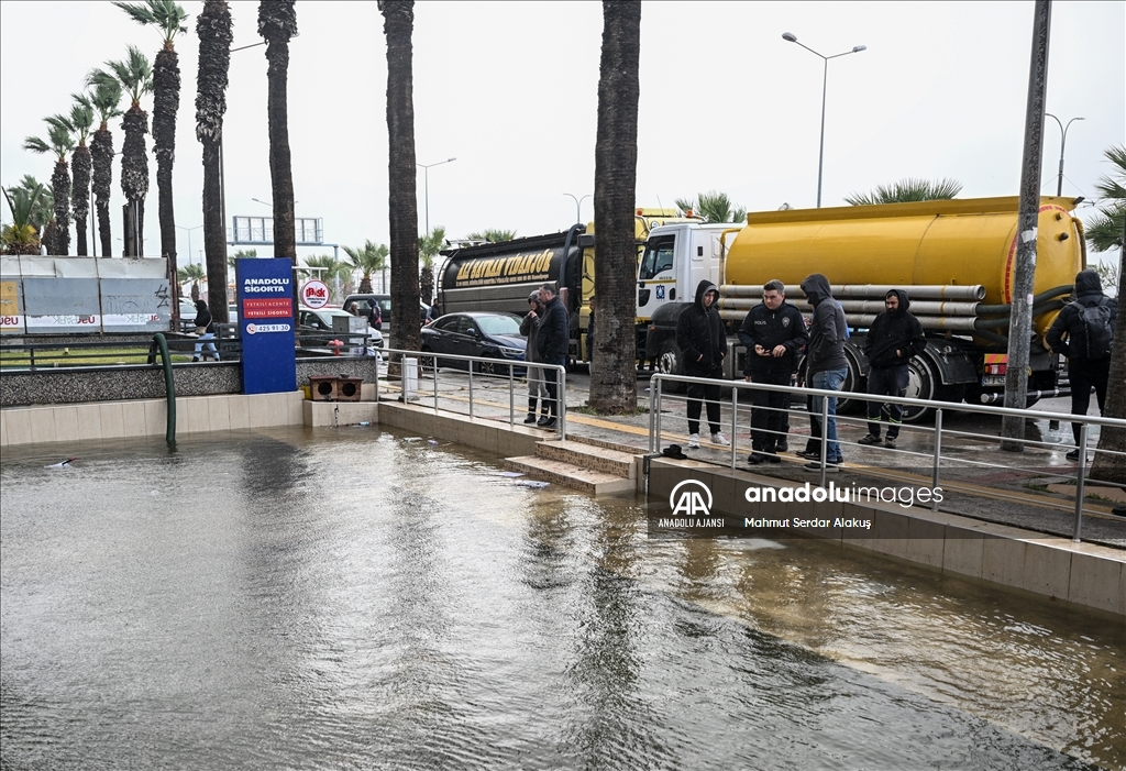 İzmir'de deniz taştı, sokaklar su altında kaldı