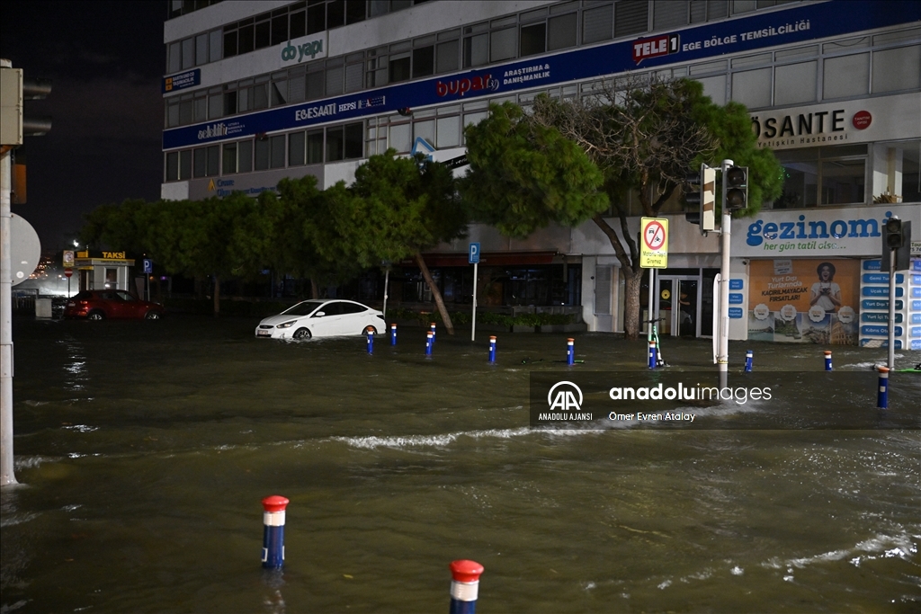 İzmir'de deniz taştı, sokaklar su altında kaldı