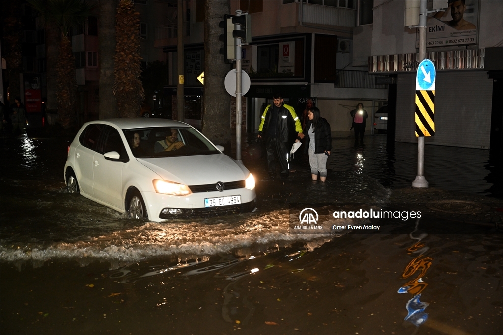 İzmir'de deniz taştı, sokaklar su altında kaldı