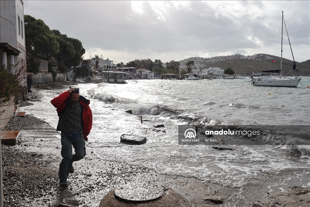 Muğla'da kuvvetli rüzgar ve sağanak yaşamı olumsuz etkiledi