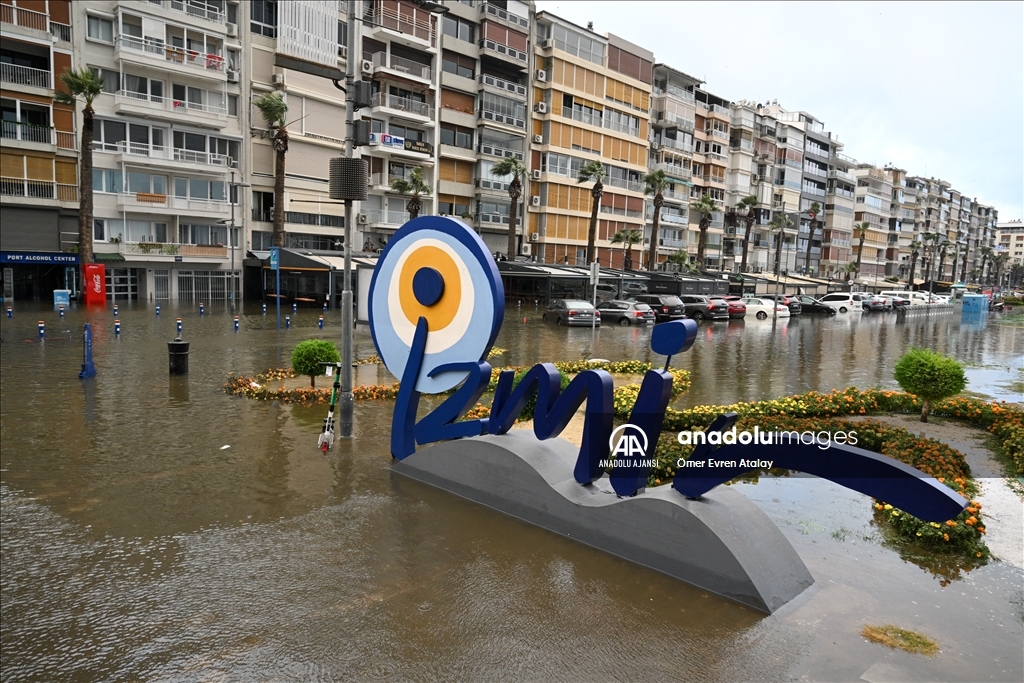 İzmir'de deniz taştı, sokaklar su altında kaldı