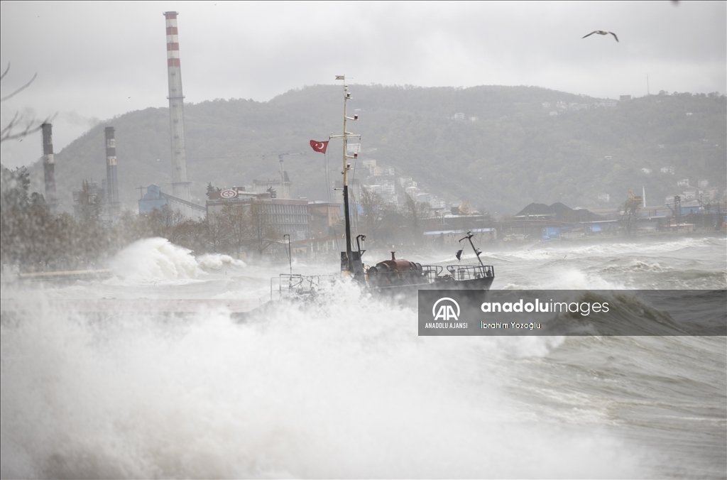 Zonguldak'ta fırtına yeniden etkisini gösterdi