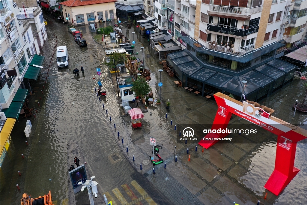 İzmir'de deniz taştı, sokaklar su altında kaldı