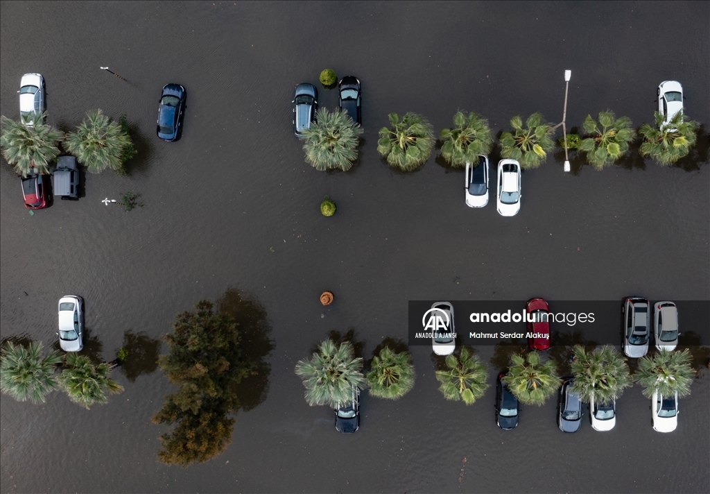 İzmir'de deniz taştı, sokaklar su altında kaldı