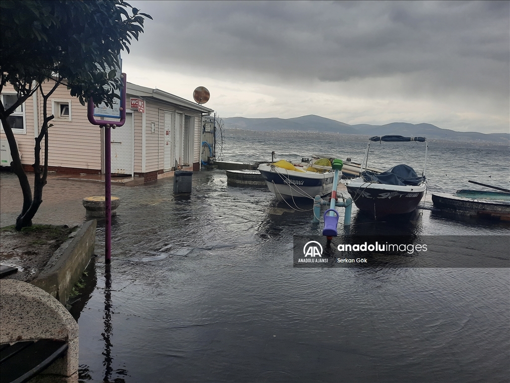 Kocaeli'de kuvvetli rüzgar etkili oluyor