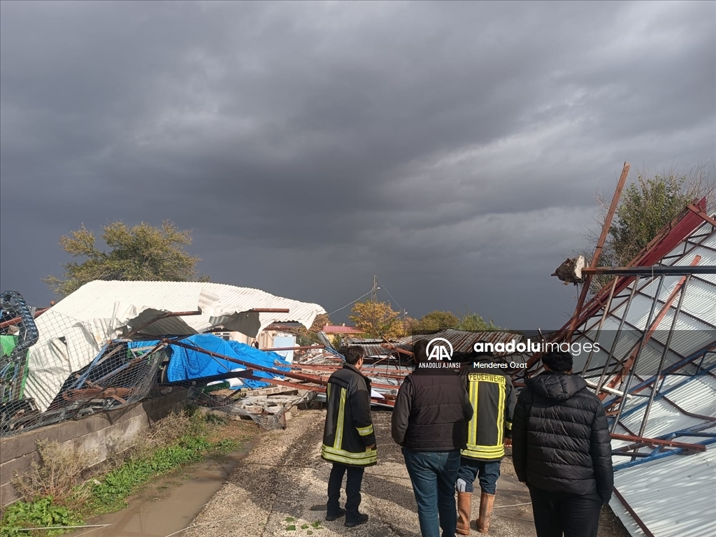 Osmaniye'de fırtına, ahır ve tarım arazilerine zarar verdi