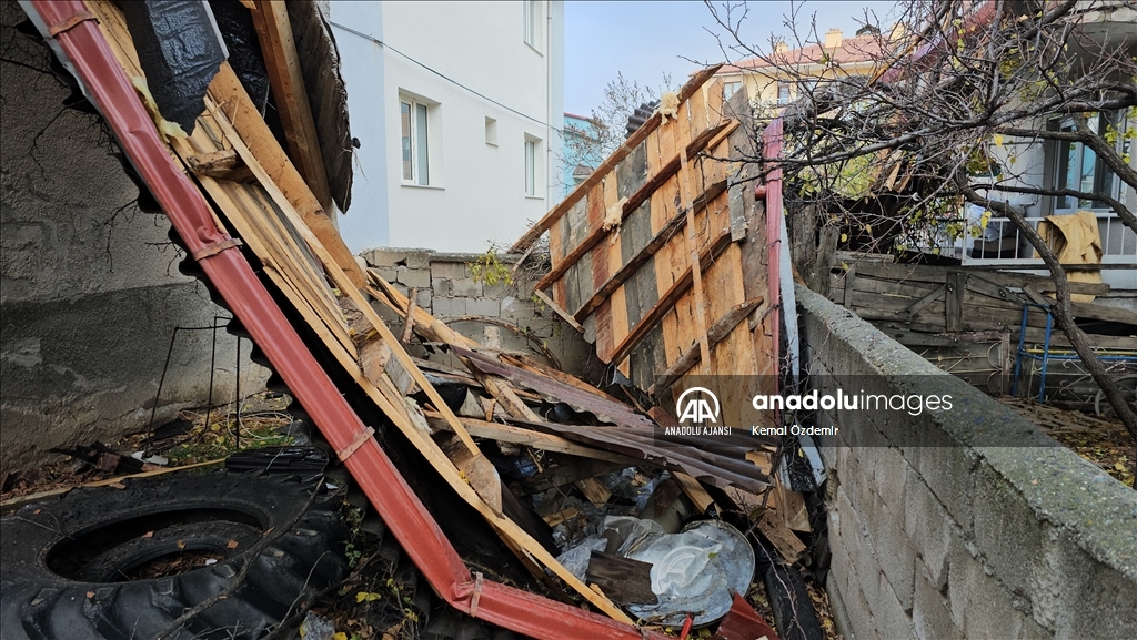 Erzincan'da kuvvetli fırtına apartmanın çatısını uçurdu
