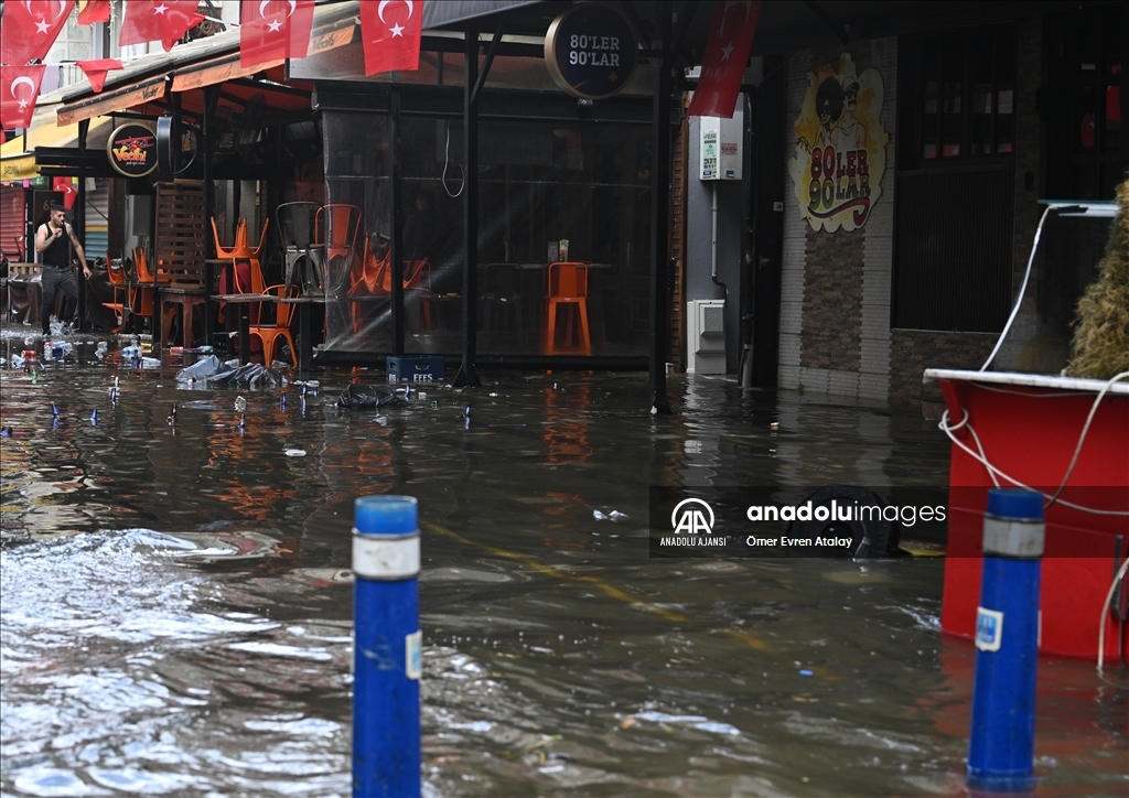 İzmir'de deniz taştı, sokaklar su altında kaldı