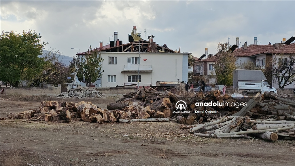 Erzincan'da kuvvetli fırtına apartmanın çatısını uçurdu