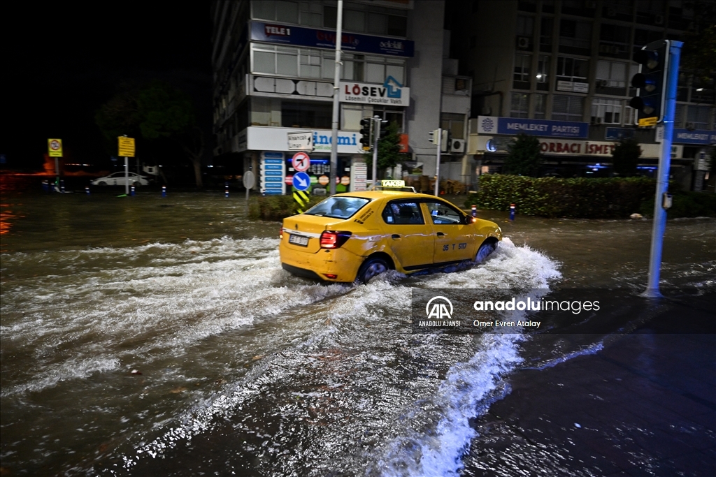 İzmir'de deniz taştı, sokaklar su altında kaldı
