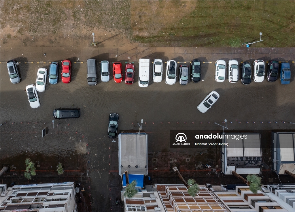 İzmir'de deniz taştı, sokaklar su altında kaldı