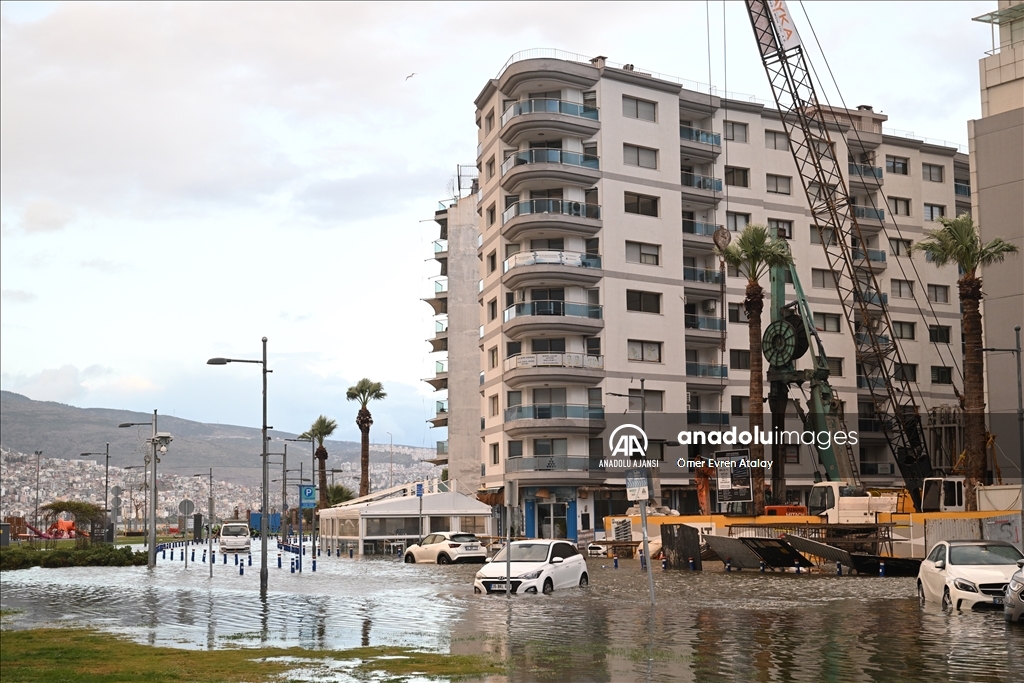 İzmir'de deniz taştı, sokaklar su altında kaldı