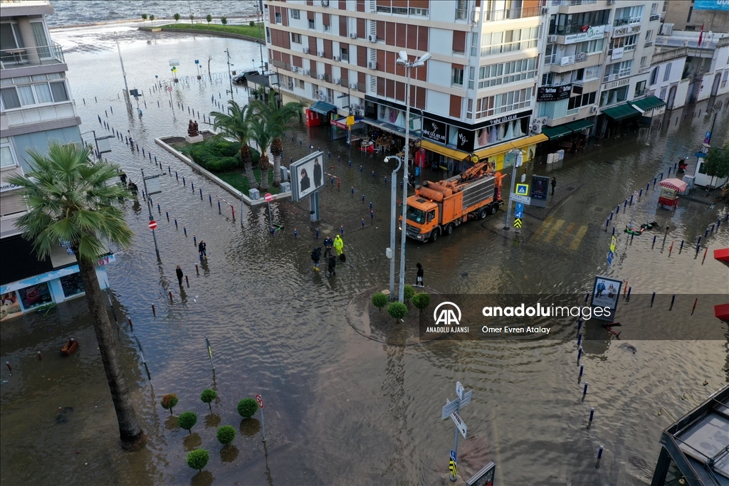 İzmir'de deniz taştı, sokaklar su altında kaldı