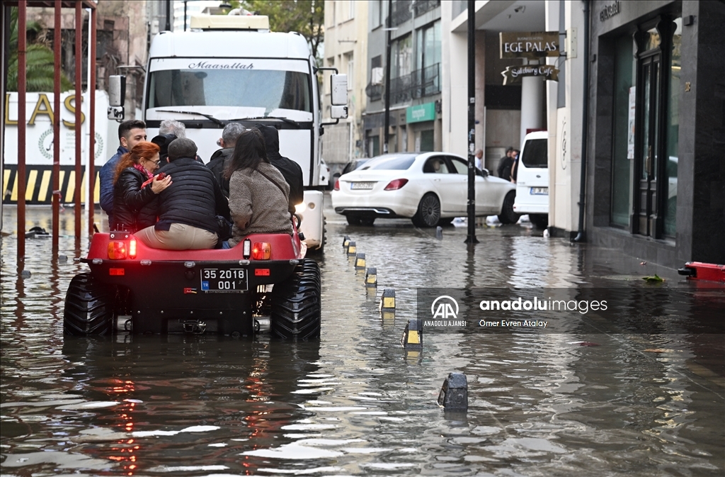 İzmir'de deniz taştı, sokaklar su altında kaldı