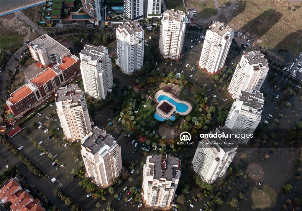 İzmir'de deniz taştı, sokaklar su altında kaldı