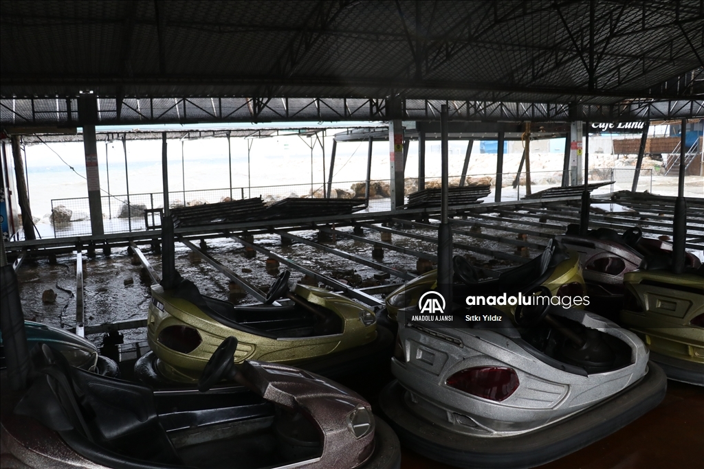 Yalova'da fırtına nedeniyle taşan deniz suları lunaparka zarar verdi