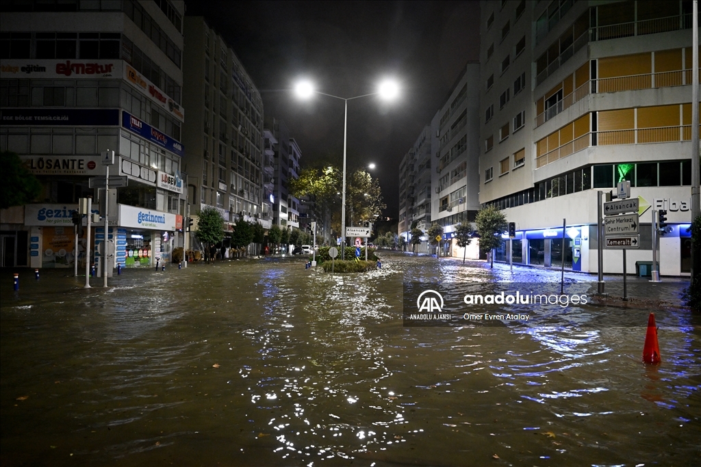 İzmir'de deniz taştı, sokaklar su altında kaldı