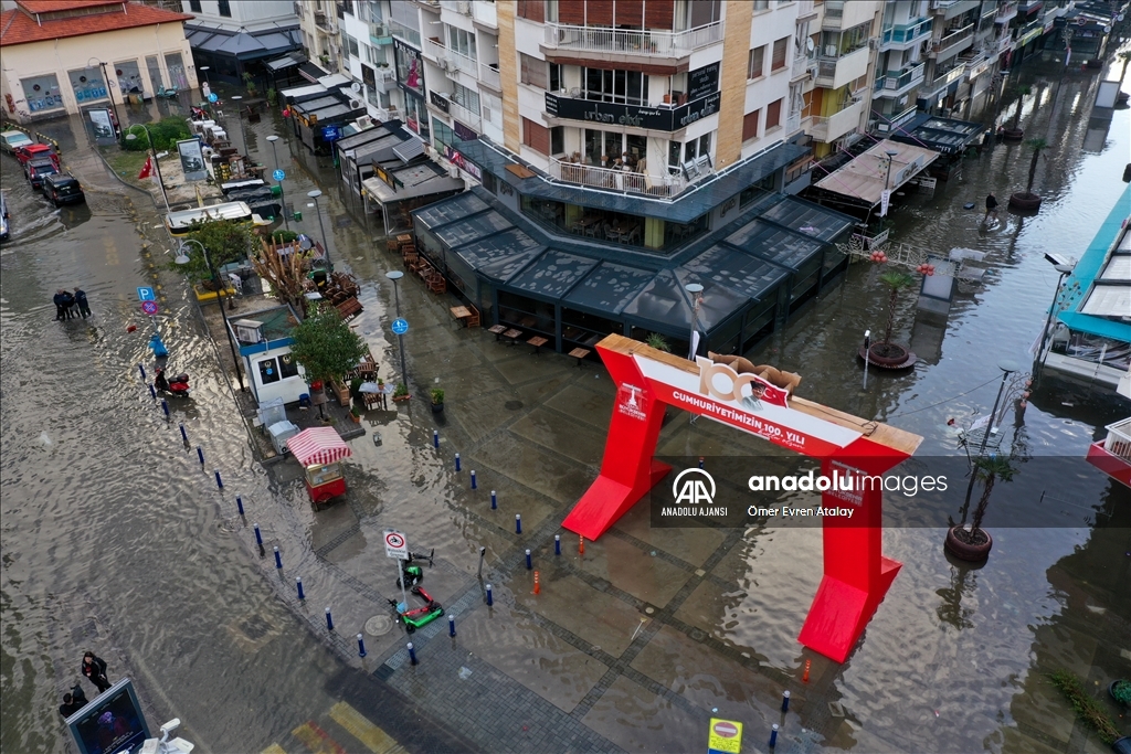 İzmir'de deniz taştı, sokaklar su altında kaldı