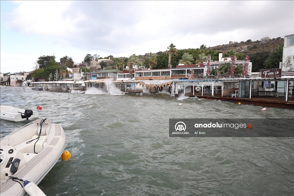Muğla'da kuvvetli rüzgar ve sağanak yaşamı olumsuz etkiledi