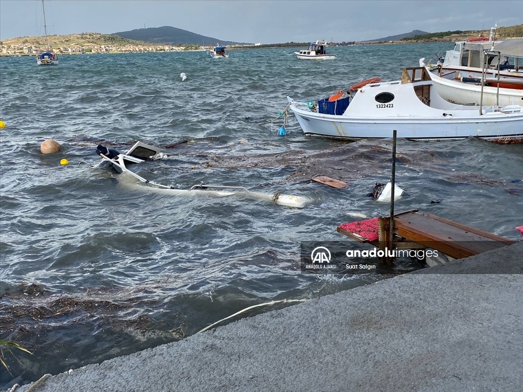 Ayvalık'ta kuvvetli fırtına ve yağış hayatı olumsuz etkiledi