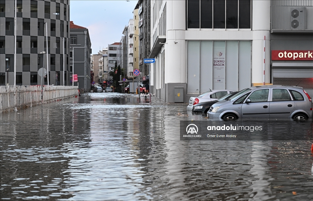 İzmir'de deniz taştı, sokaklar su altında kaldı