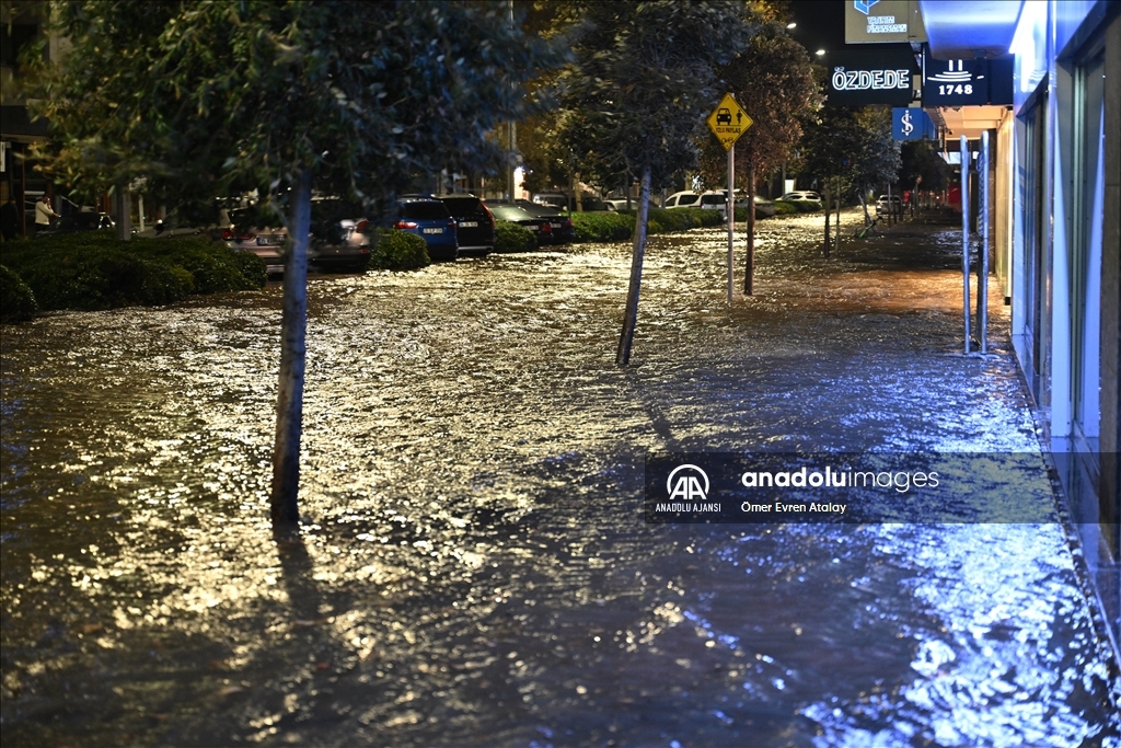 İzmir'de deniz taştı, sokaklar su altında kaldı