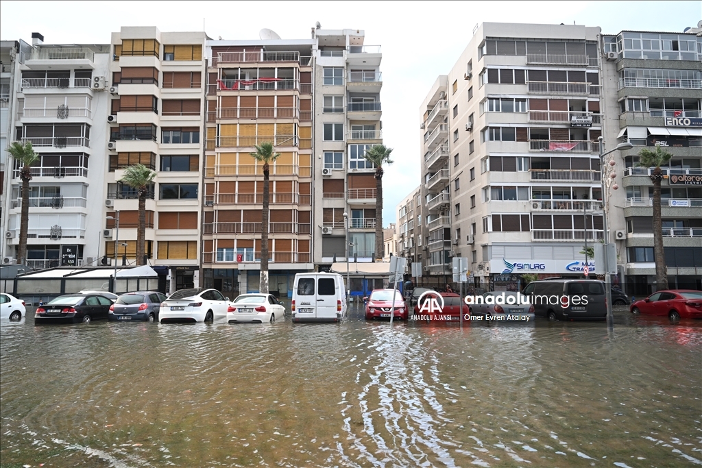 İzmir'de deniz taştı, sokaklar su altında kaldı