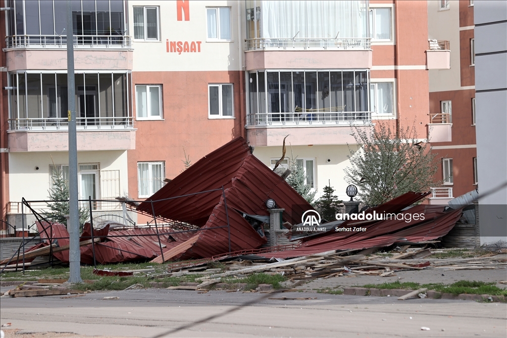 Sivas'ta kuvvetli rüzgar çatı uçurdu