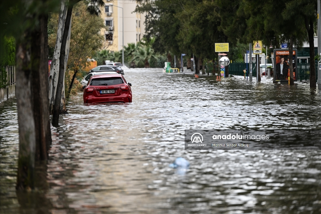 İzmir'de deniz taştı, sokaklar su altında kaldı