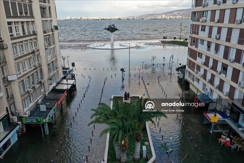İzmir'de deniz taştı, sokaklar su altında kaldı
