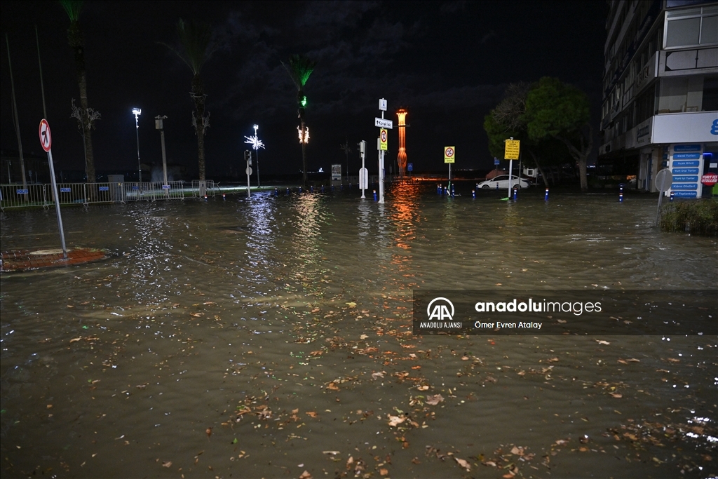 İzmir'de deniz taştı, sokaklar su altında kaldı