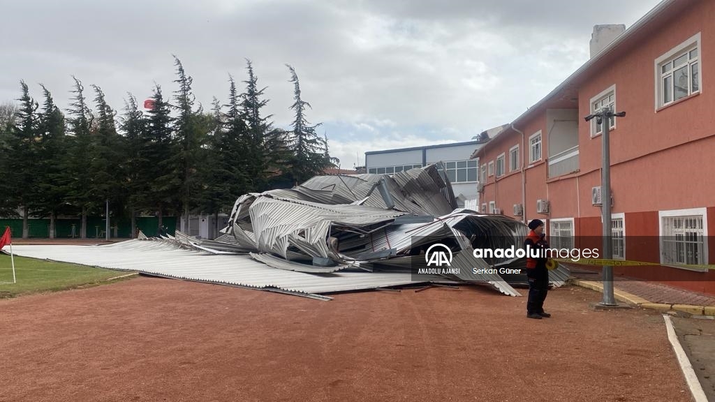 Kırşehir'de kuvvetli rüzgar nedeniyle kopan çatı stadın atletizm pistine düştü
