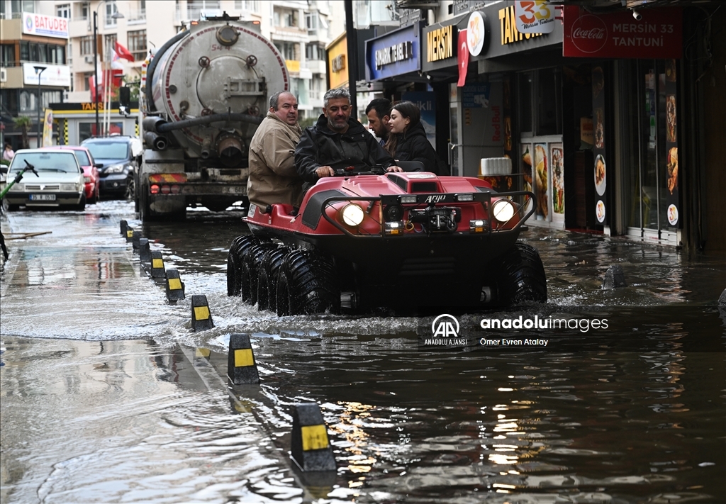 İzmir'de deniz taştı, sokaklar su altında kaldı