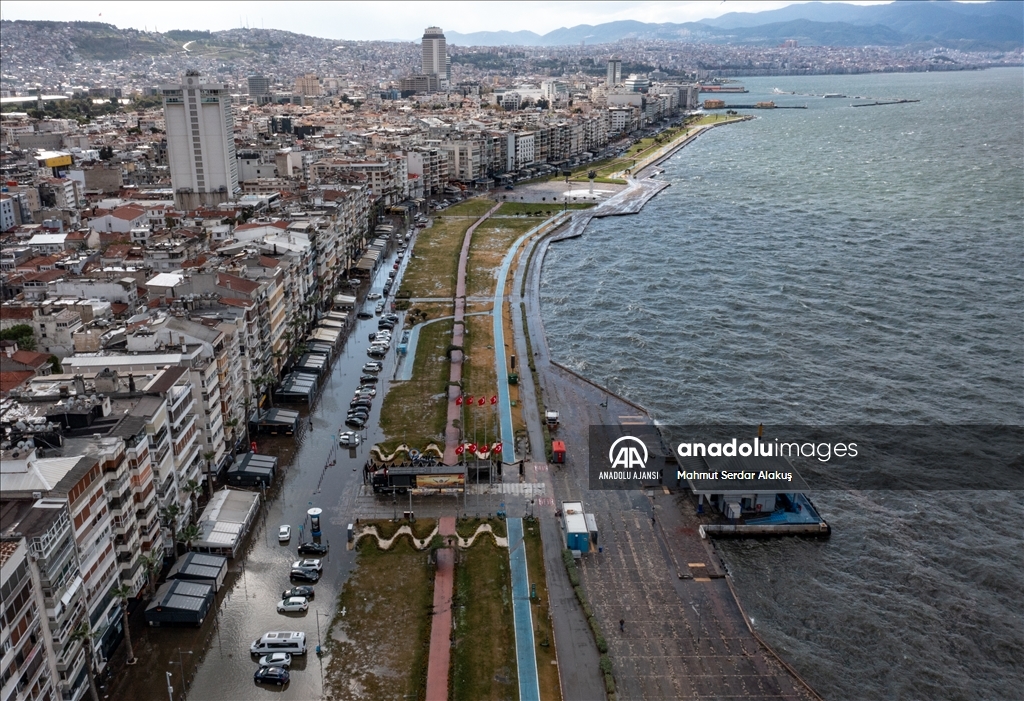 İzmir'de deniz taştı, sokaklar su altında kaldı