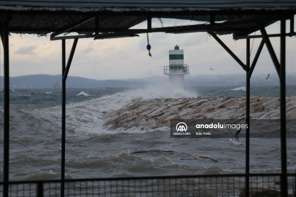 Yalova'da fırtına nedeniyle taşan deniz suları lunaparka zarar verdi